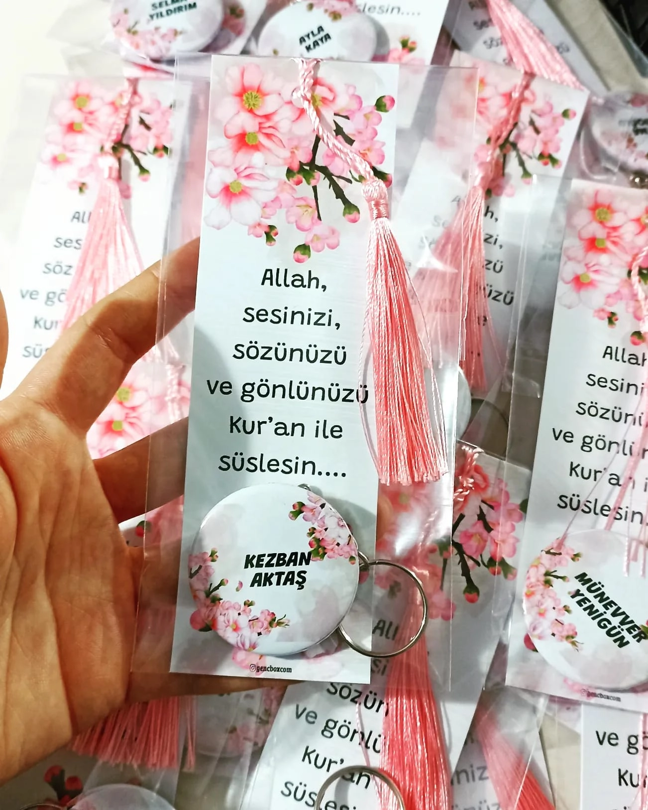 Pembe Çiçek Temalı Hediyelik Ayraç ve İsme Özel Açacaklı Anahtarlıklı Paket (PÜSKÜLSÜZ)