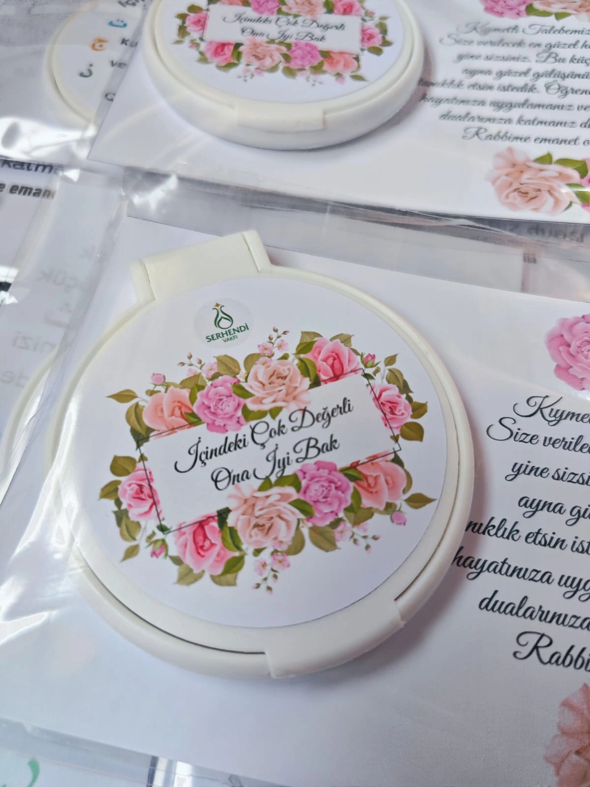 İçindeki Çok Değerli Yazılı Çiçekli Kartlı Aynalı Paket