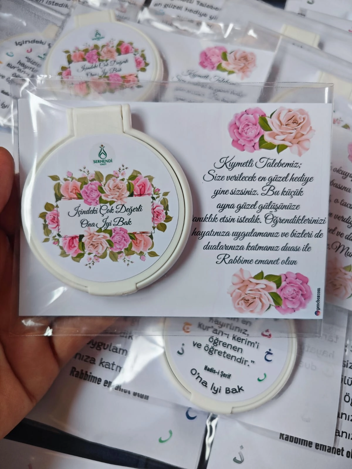 İçindeki Çok Değerli Yazılı Çiçekli Kartlı Aynalı Paket
