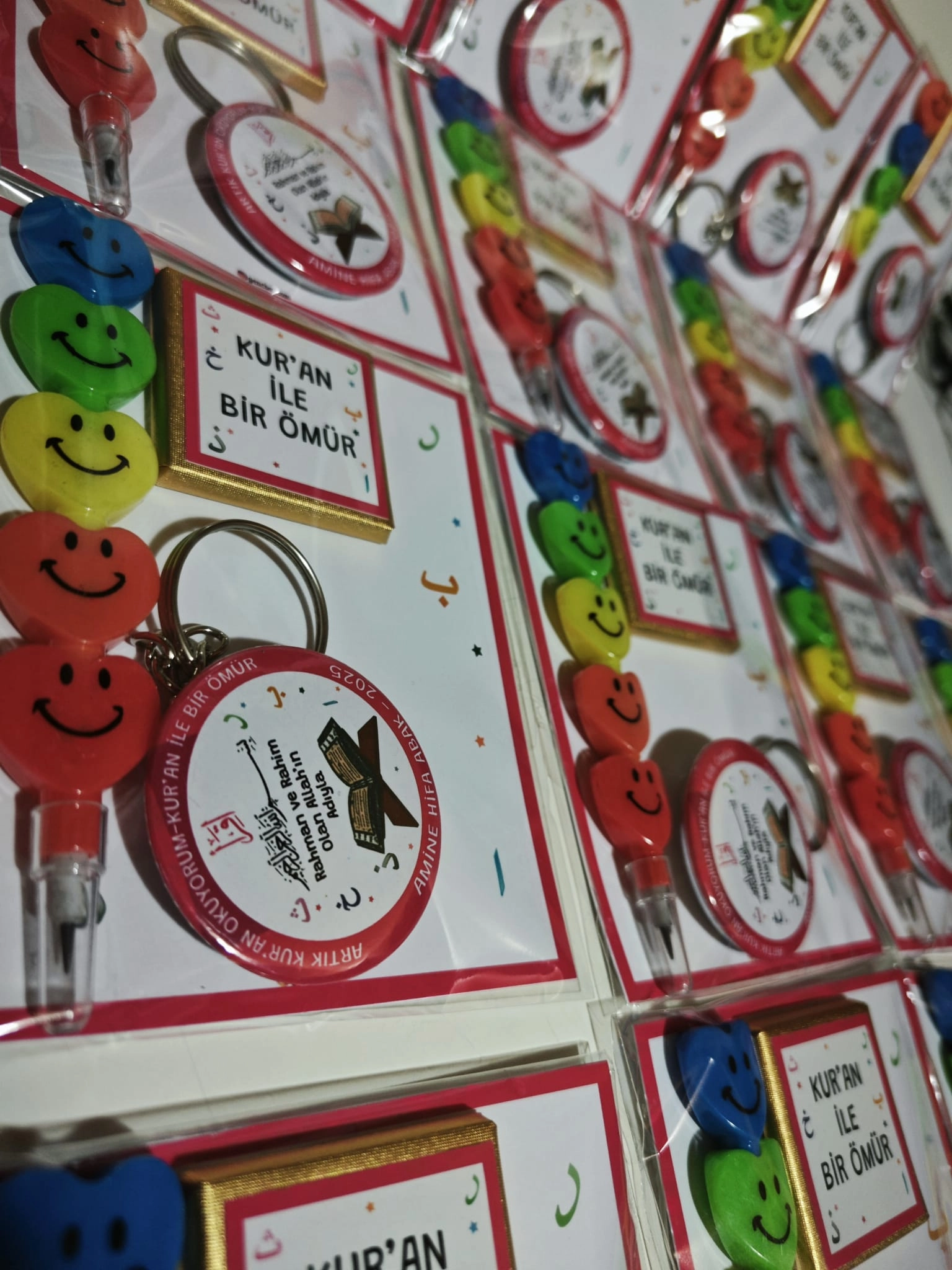 Kur’an İle Bir Ömür Yazılı Kalem Çikolata Anahtarlıklı Hediyelik Paket