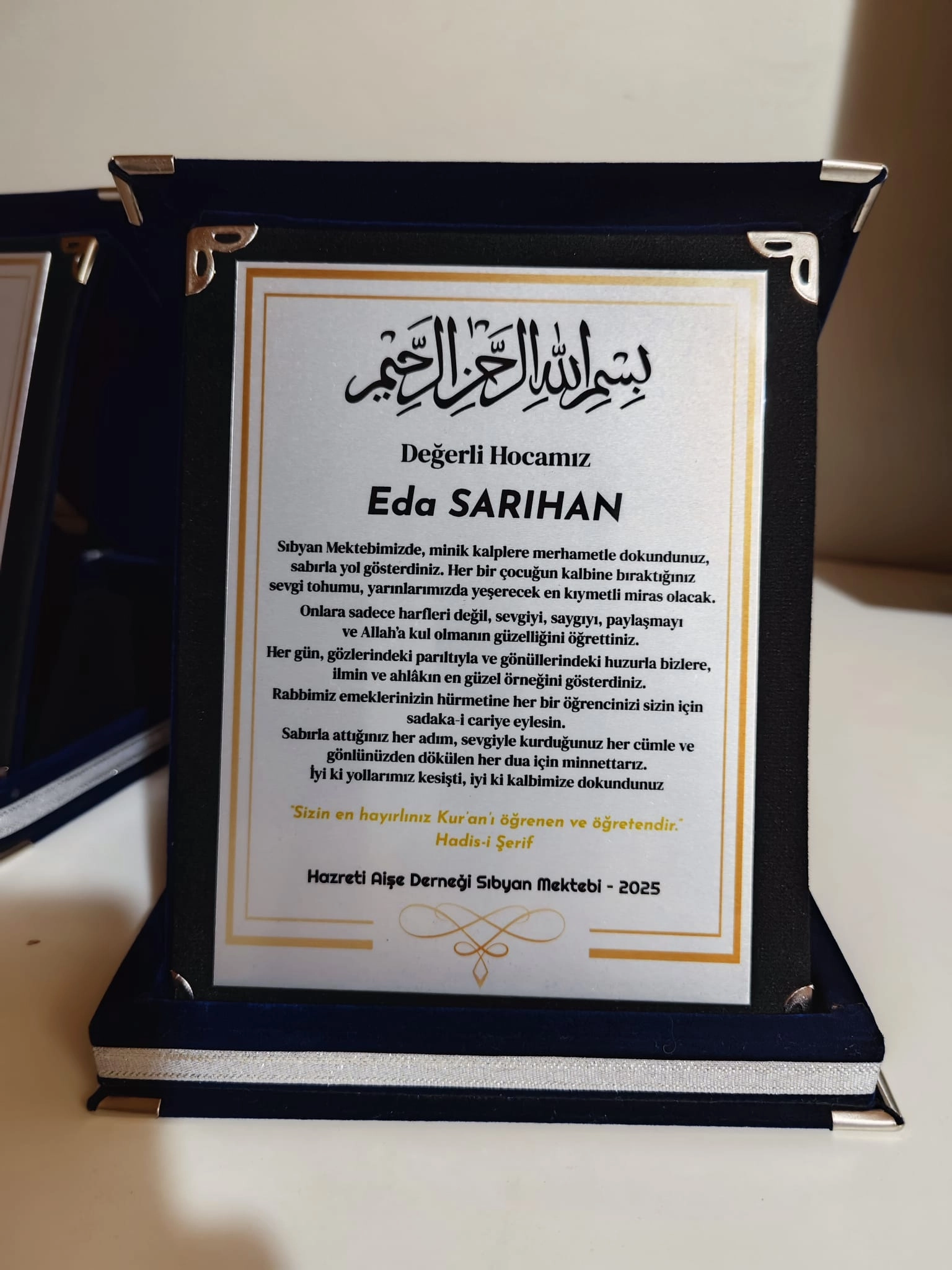 Öğretmen’e Teşekkür Plaketi- Kadife Lacivert Plaket (Orta Boy)