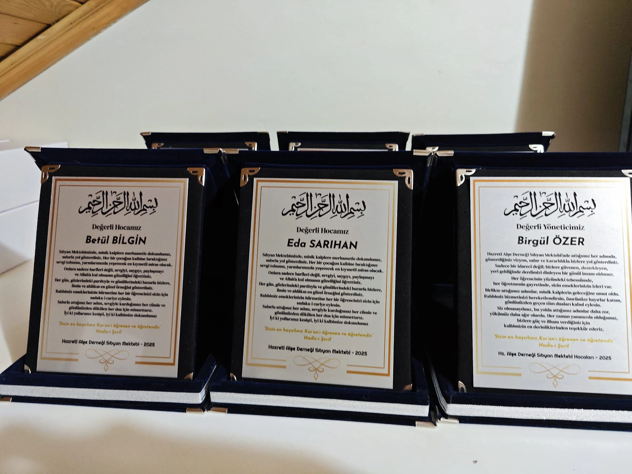 Öğretmen’e Teşekkür Plaketi- Kadife Lacivert Plaket (Orta Boy)
